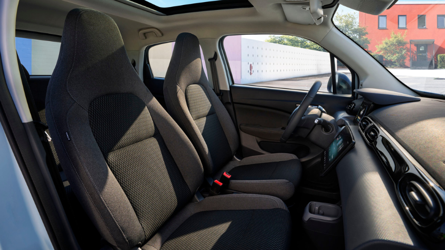 Interior del Leapmotor T03 blanco con asientos delanteros